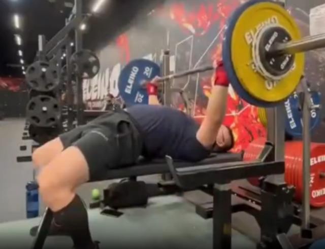 230 kiloluq ştanq qəfil idmançının boğazına düşdü -Kabus dolu anlar (Foto)